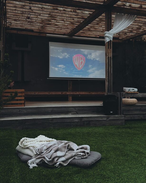 How to Plan a Perfect Screen-Light Evening for Ultimate Relaxation